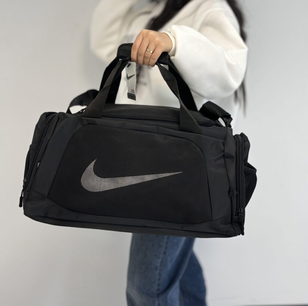 ساک ورزشی نایک جلوی تور